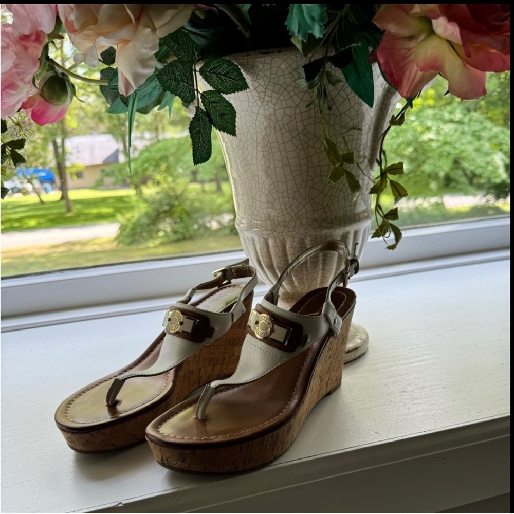 Tommy Hilfiger Women’s 7.5 Wedge Thong Strappy‎ Sandals. White Tan Gold Emblem